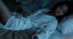 偷偷开房的中年女人，挤爆亚朵酒店