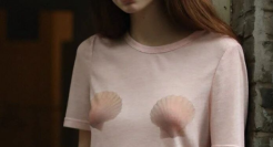 “露乳”女装惹争议，巴黎世家躺枪了！