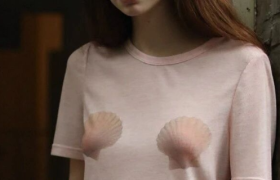 “露乳”女装惹争议，巴黎世家躺枪了！