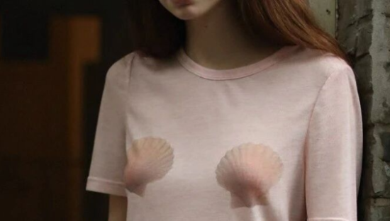 “露乳”女装惹争议，巴黎世家躺枪了！