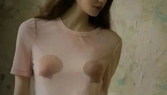 “漏奶风”女装火了，比巴黎世家还炸裂！