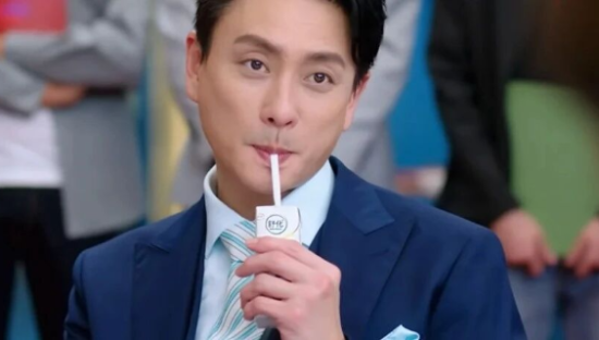 香奈儿装舒化奶！《新闻女王2》太癫了哈哈哈