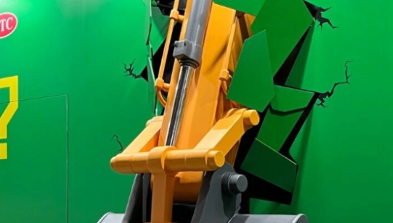 在地铁里装挖掘机，999皮炎平广告太超前了！