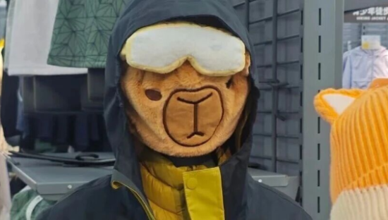 用卡皮巴拉整活，迪卡侬“阴间模特”吓坏路人！