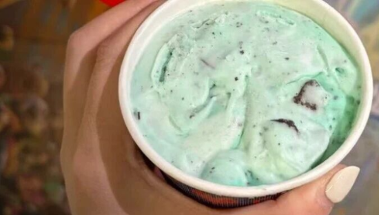 “邦邦硬”冰淇淋吃法爆火，DQ市场部绷不住了！