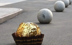 费列罗还是费力挪?央美学生将街头石墩子爆改成“巨型费列罗”！网友：搞抽象还得是大学生