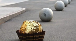 费列罗还是费力挪?央美学生将街头石墩子爆改成“巨型费列罗”！网友：搞抽象还得是大学生