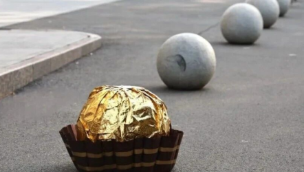 费列罗还是费力挪?央美学生将街头石墩子爆改成“巨型费列罗”！网友：搞抽象还得是大学生