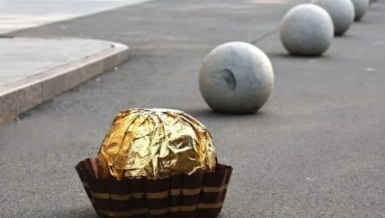 费列罗还是费力挪?央美学生将街头石墩子爆改成“巨型费列罗”！网友：搞抽象还得是大学生