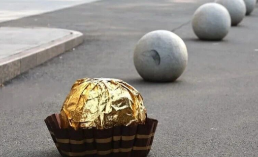 费列罗还是费力挪?央美学生将街头石墩子爆改成“巨型费列罗”！网友：搞抽象还得是大学生