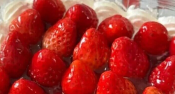 盒马“咸口”草莓蛋糕齁翻全网，友商整活笑拉了！