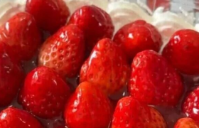 盒马“咸口”草莓蛋糕齁翻全网，友商整活笑拉了！