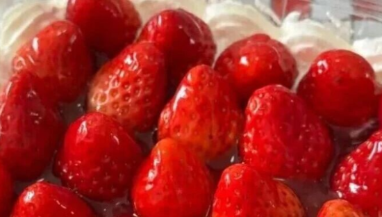 盒马“咸口”草莓蛋糕齁翻全网，友商整活笑拉了！