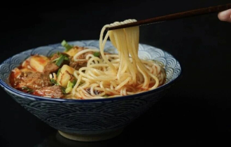 遇见小面破发，中式面馆梦碎