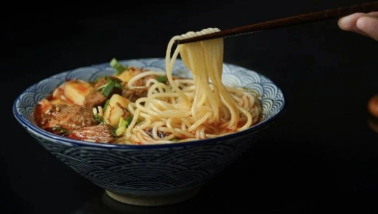 遇见小面破发，中式面馆梦碎