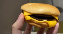 一边涨价一边缩水，麦当劳暴击全网打工人！