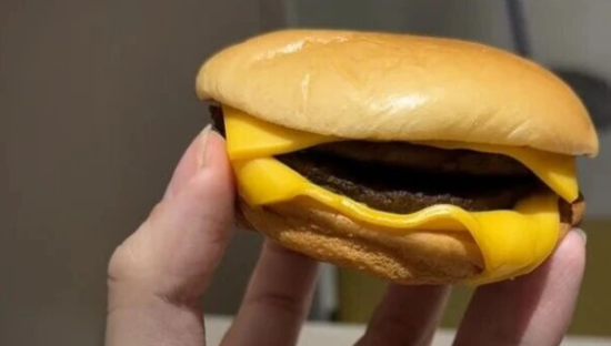 一边涨价一边缩水，麦当劳暴击全网打工人！