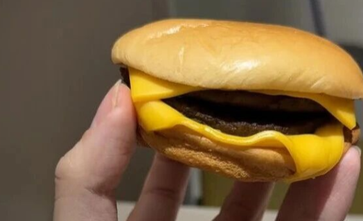 一边涨价一边缩水，麦当劳暴击全网打工人！