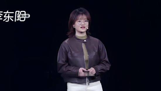 雷军豪赌的95后天才少女，首秀炸了！