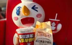 蜜雪冰城卖“穷鬼早餐”，被骂到热搜第一！