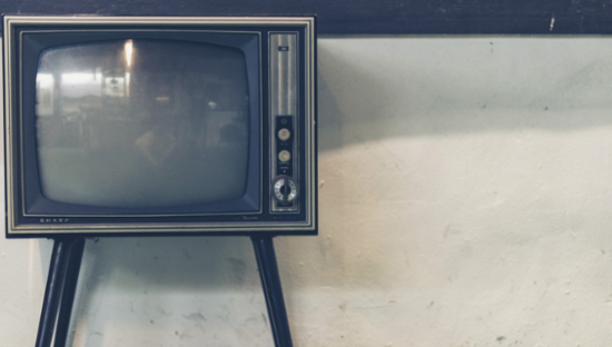 春晚广告位争夺战：四十年国民记忆与商业暗流