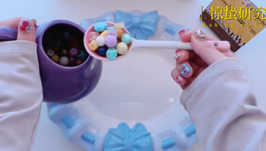 盲勺爆火，年轻人到底在买什么？