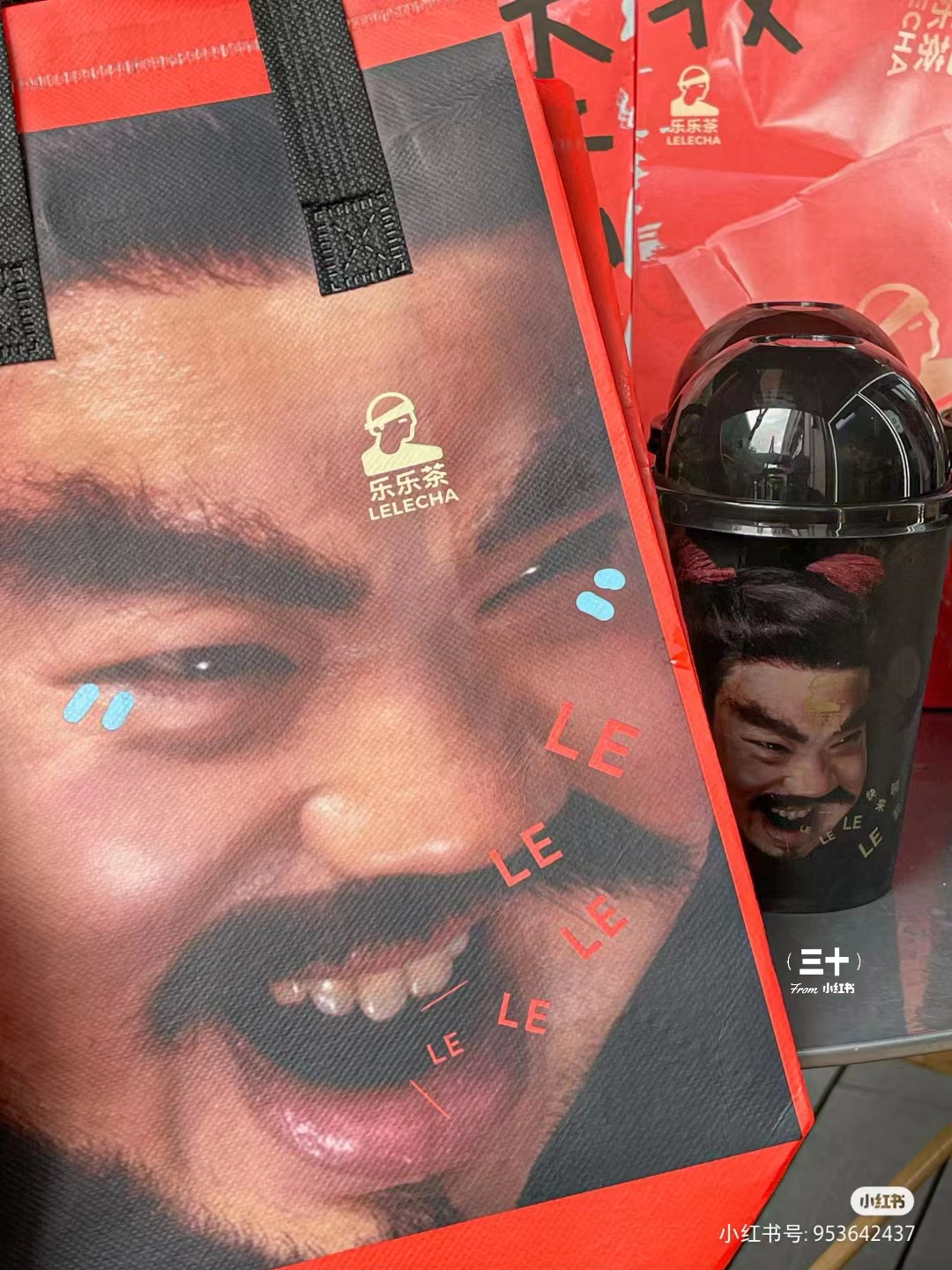 乐乐茶设计师疯了吧！新品包装好炸裂。。