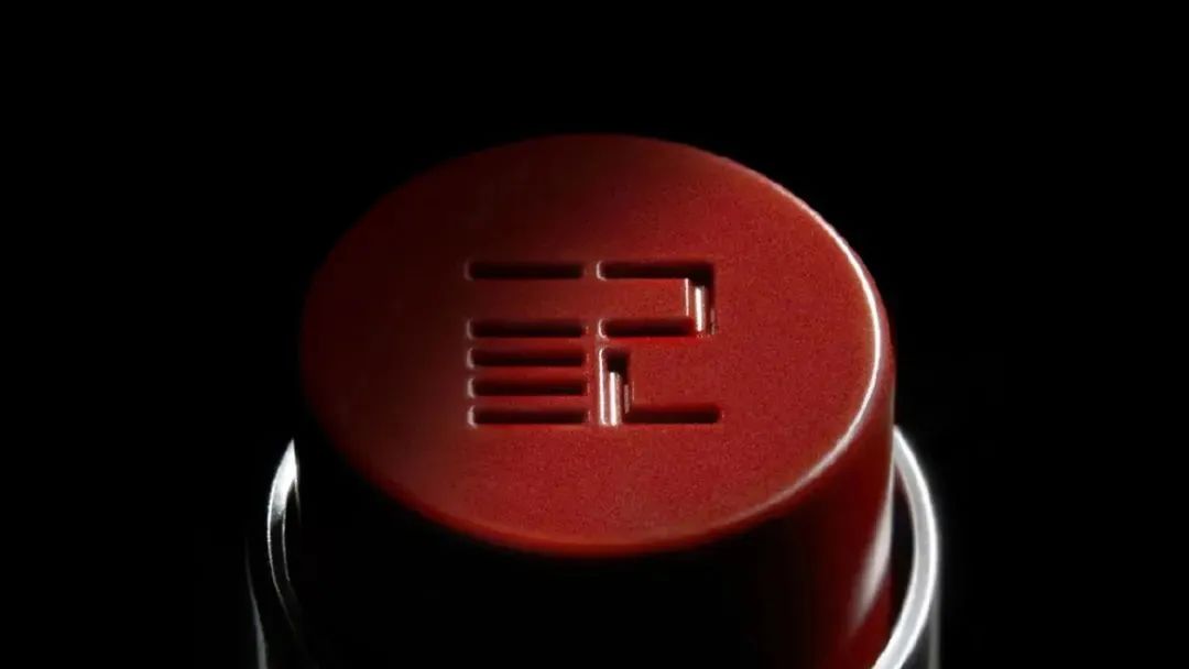 完美日记换logo，网友：碰瓷纪梵希？