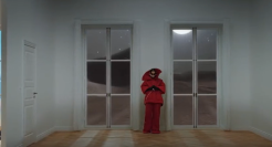 巴黎世家 2022 春季广告：穿越十个奇幻房间，超丝滑的时装大秀