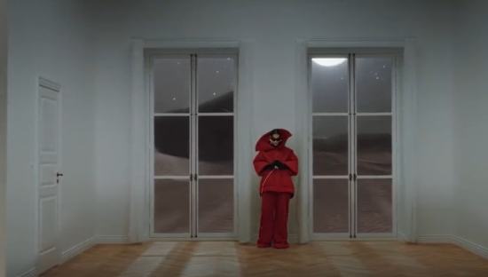 巴黎世家 2022 春季广告：穿越十个奇幻房间，超丝滑的时装大秀