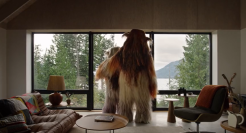 Airbnb 鼓励大家当房东，拍了部“野人入侵”广告