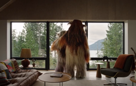 Airbnb 鼓励大家当房东，拍了部“野人入侵”广告