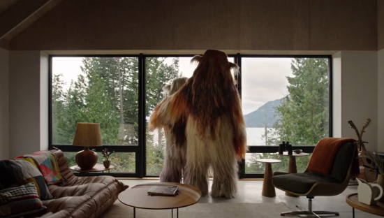 Airbnb 鼓励大家当房东，拍了部“野人入侵”广告