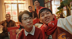 何同学新年广告首秀，爆笑「社死」现场...