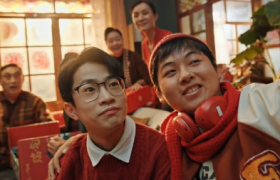 何同学新年广告首秀，爆笑「社死」现场...