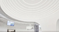 ​在迪士尼小镇造了个“平行宇宙”，喜茶激发新灵感