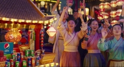 《把乐带回家》第11年，百事今年表达快乐的方式很直球