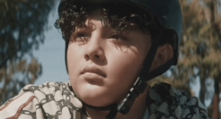 iPhone13：熊孩子百般“摧残”，手机竟然还能扛？