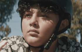 iPhone13：熊孩子百般“摧残”，手机竟然还能扛？