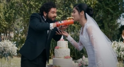 品客2022超级碗广告：吃薯片也有风险？一不小心就卡进罐子里