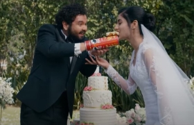 品客2022超级碗广告：吃薯片也有风险？一不小心就卡进罐子里