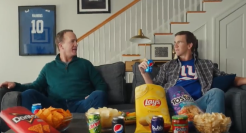 百事2022超级碗广告：薯片可乐在手，快乐无敌翻倍