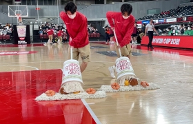 拖把？杯面？日清“拉面”惊现篮球赛场，这创意谁看谁饿！