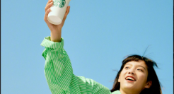 星巴克拍了一条片子，看完明天会更好