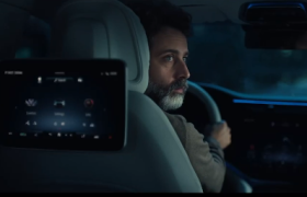 奔驰拍悬疑大片，这波操作有点暖