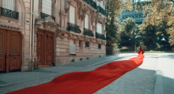 法国航空：一袭红裙登顶埃菲尔铁塔，浪漫至极亦如此