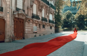 法国航空：一袭红裙登顶埃菲尔铁塔，浪漫至极亦如此