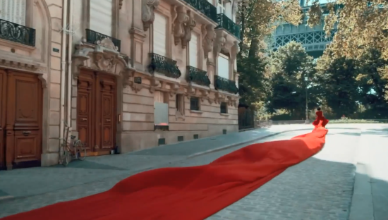 法国航空：一袭红裙登顶埃菲尔铁塔，浪漫至极亦如此