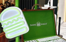 网红店Shake Shack卖麻将？一套1499元，引粉丝集体疯抢！网友：边吃汉堡边打麻将！绝！