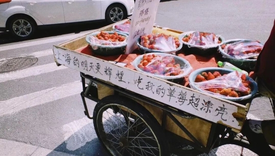 上海街头文案爆火！又土又潮，遍地开花，网友看哭：生活充满希望